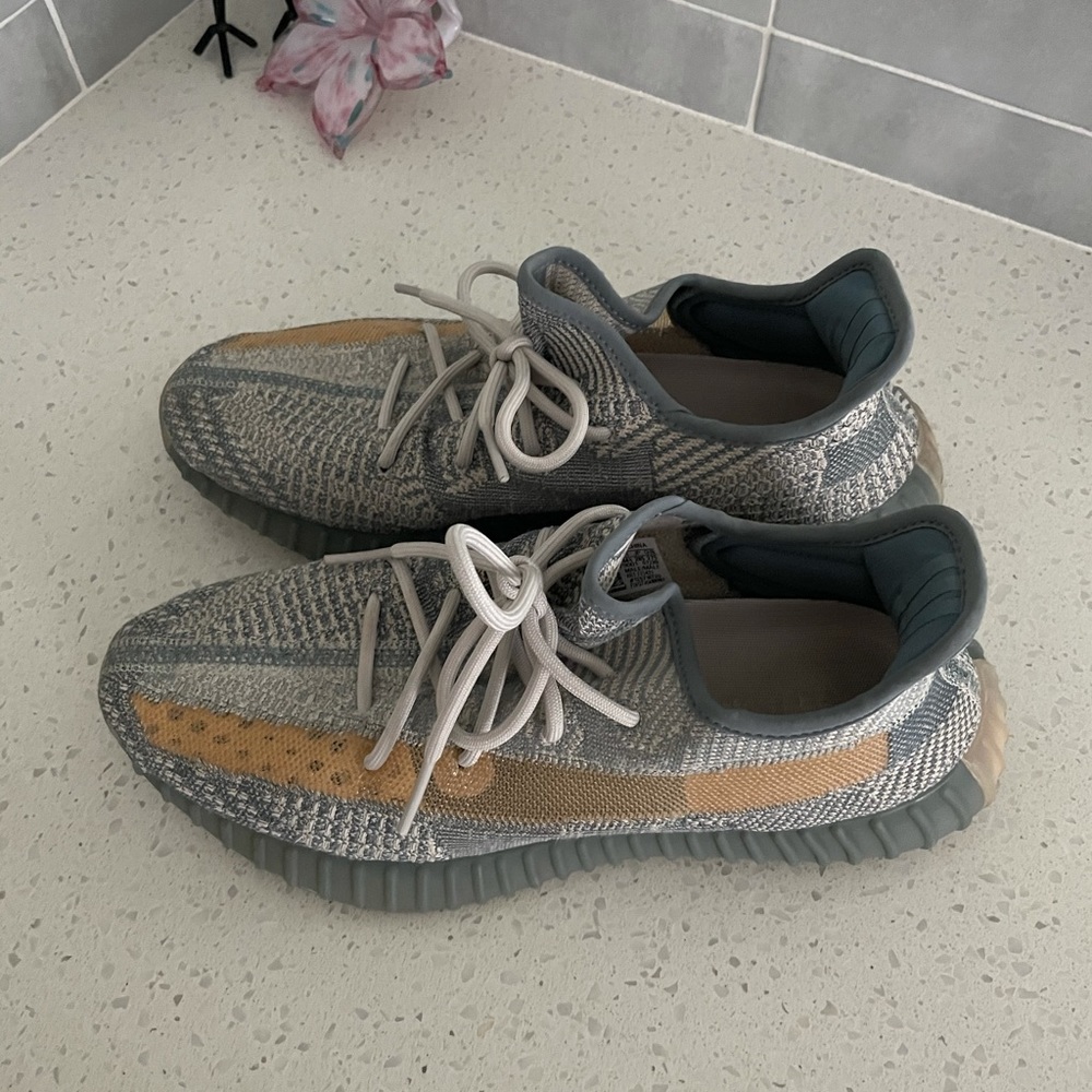 adidas YEEZY
Yeezy Boost 350 V2